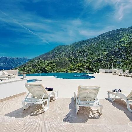 Luxury 1 Bedroom Apartment With Cozy Garden D2-2 In Morinj Kotor Bagian luar foto