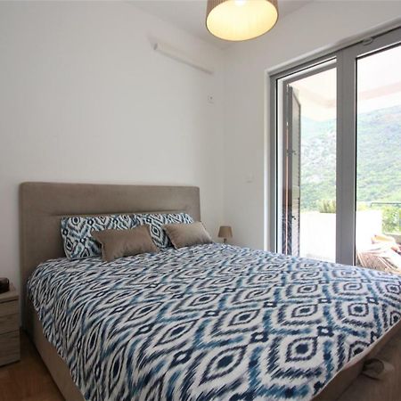 Luxury 1 Bedroom Apartment With Cozy Garden D2-2 In Morinj Kotor Bagian luar foto