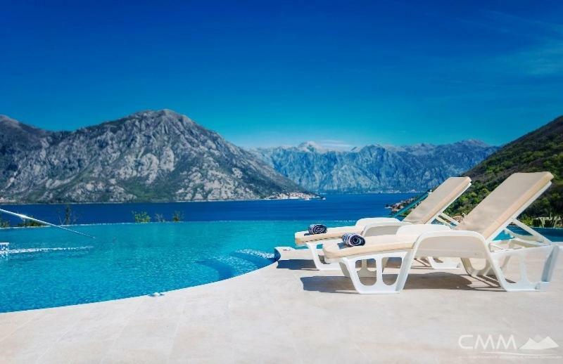 Luxury 1 Bedroom Apartment With Cozy Garden D2-2 In Morinj Kotor Bagian luar foto