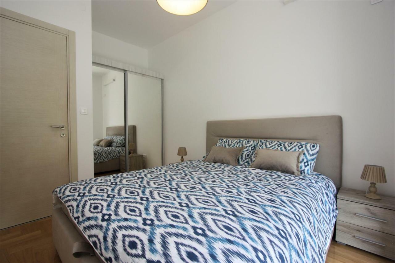 Luxury 1 Bedroom Apartment With Cozy Garden D2-2 In Morinj Kotor Bagian luar foto