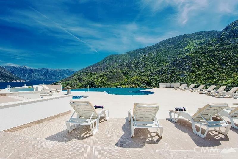 Luxury 1 Bedroom Apartment With Cozy Garden D2-2 In Morinj Kotor Bagian luar foto