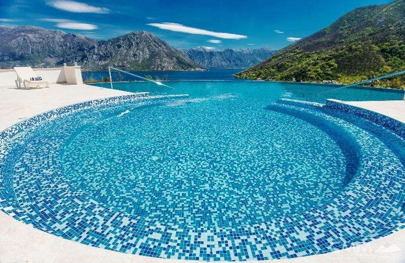 Luxury 1 Bedroom Apartment With Cozy Garden D2-2 In Morinj Kotor Bagian luar foto
