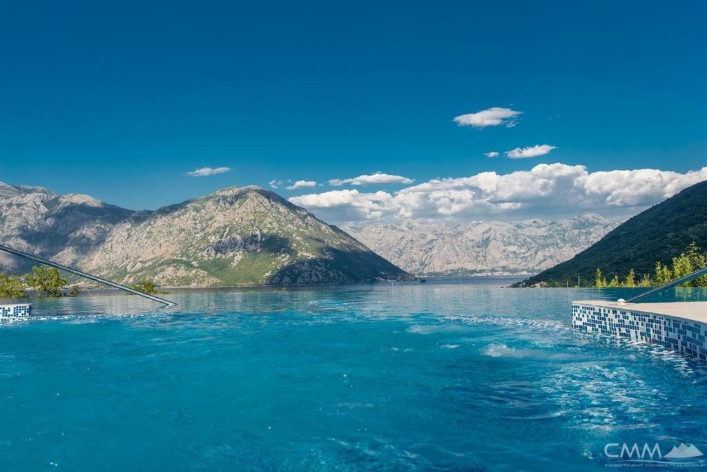 Luxury 1 Bedroom Apartment With Cozy Garden D2-2 In Morinj Kotor Bagian luar foto