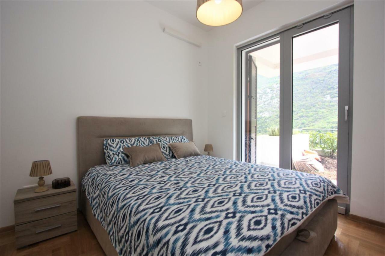 Luxury 1 Bedroom Apartment With Cozy Garden D2-2 In Morinj Kotor Bagian luar foto