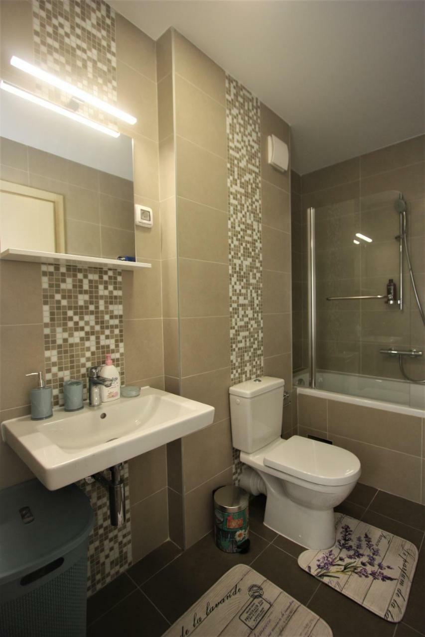 Luxury 1 Bedroom Apartment With Cozy Garden D2-2 In Morinj Kotor Bagian luar foto